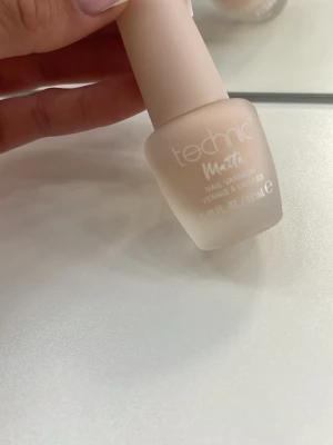 Nagellack  - Nagellack hela burken är full som ny  