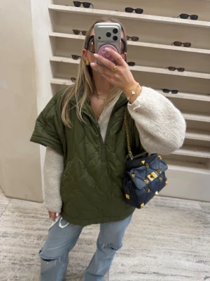 Svart Valentino handväska med nitar - Intressekoll på min Roman Stud Valentino!! Sjukt bra skick, köpte av bellabella. Har äkthetskontrollerats av vestaire!