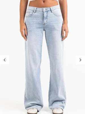 Madlady jeans wide ljusblåa  - Säljer dessa jeans från madlady i längden x-tall och midja 40