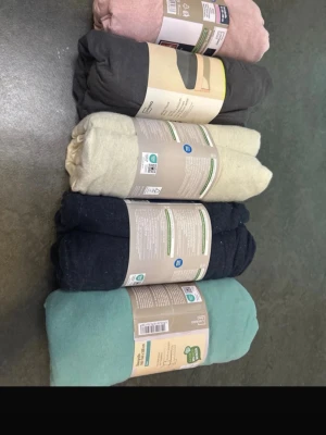 Fem mjuka lakan i olika färger - Fem stycken lakan i bomull i färgerna rosa, grå, beige, mörkblå och mintgrön. Perfekta för att ge sängen en fräsch look och variera stilen i sovrummet. Alla lakan är hoprullade och har etikett kvar.