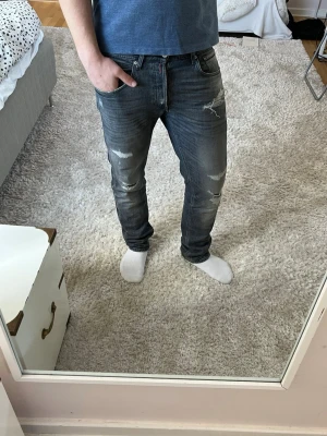 Replay jeans med slitningar  - Replay Grover Jeans | skick 9/10 | Storlek 32/32 | Pris - 599kr | Modellen är ca 180cm lång | Hör av dig vid minsta fråga eller fundering!!