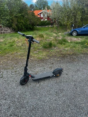 Svart elscooter med LED-ljus - Perfekt för pendling eller vardagskörning!   Detta är en bakhjulsdriven el scooter med en stilren design.                          Den har en maximal hastighet på 20km per timme och en räckvidd på 60km med full laddning.  Tillhörande app ingår där du kan justera hastigheten samt låsningen.  Även laddare ingår i köpet. Upphämtning/lämning diskuteras gärna! 