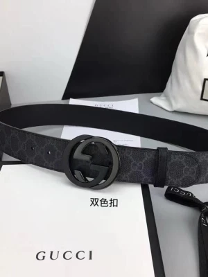Svart bälte med spänne  - Snyggt svart bälte från med klassiskt spänne i mörk metall. Bältet har diskret mönster med  logga längs hela bandet och är tillverkat i skinn. Perfekt accessoar för att lyfta din outfit.