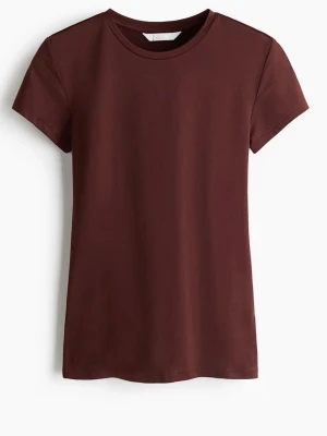 Vinröd figurnära t-shirt - En stilren vinröd t-shirt i mjuk bomull med rund halsringning och korta ärmar