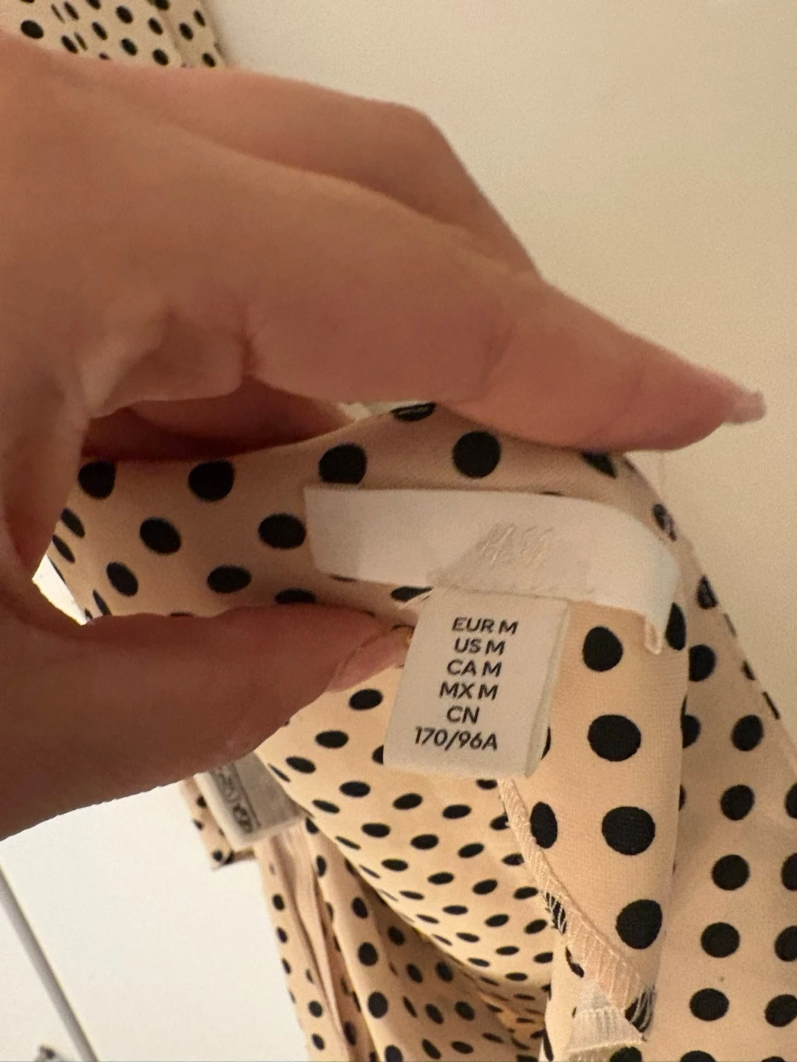 Prickig halternecktop i beige och svart - 2
