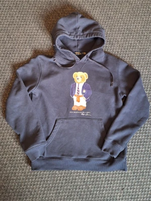 Ralph Lauren polo bear hoodie storlek M - Säljer denna schyssta hoodie från Ralph Lauren. Den har strl M men kan passa som S. Skicket är rätt bra skulle jag säga.