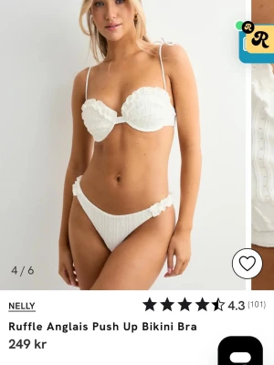 Bikini Nelly - Säljer denna jättefina vita bikini från Nelly med volanger
