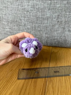 Virkad dinosaurie triceratops  - Virkad i fluffigt garn, Polyesterfyllning, säkerhetsögon (rekommenderas ej för barn under 3 år) 🧶🦕