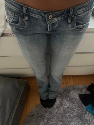 Ljusblå raka jeans med låg midja - LTB jeans i modellen Molly low rise i storlek 29/34. Så fin wash och passform, slutsålda 