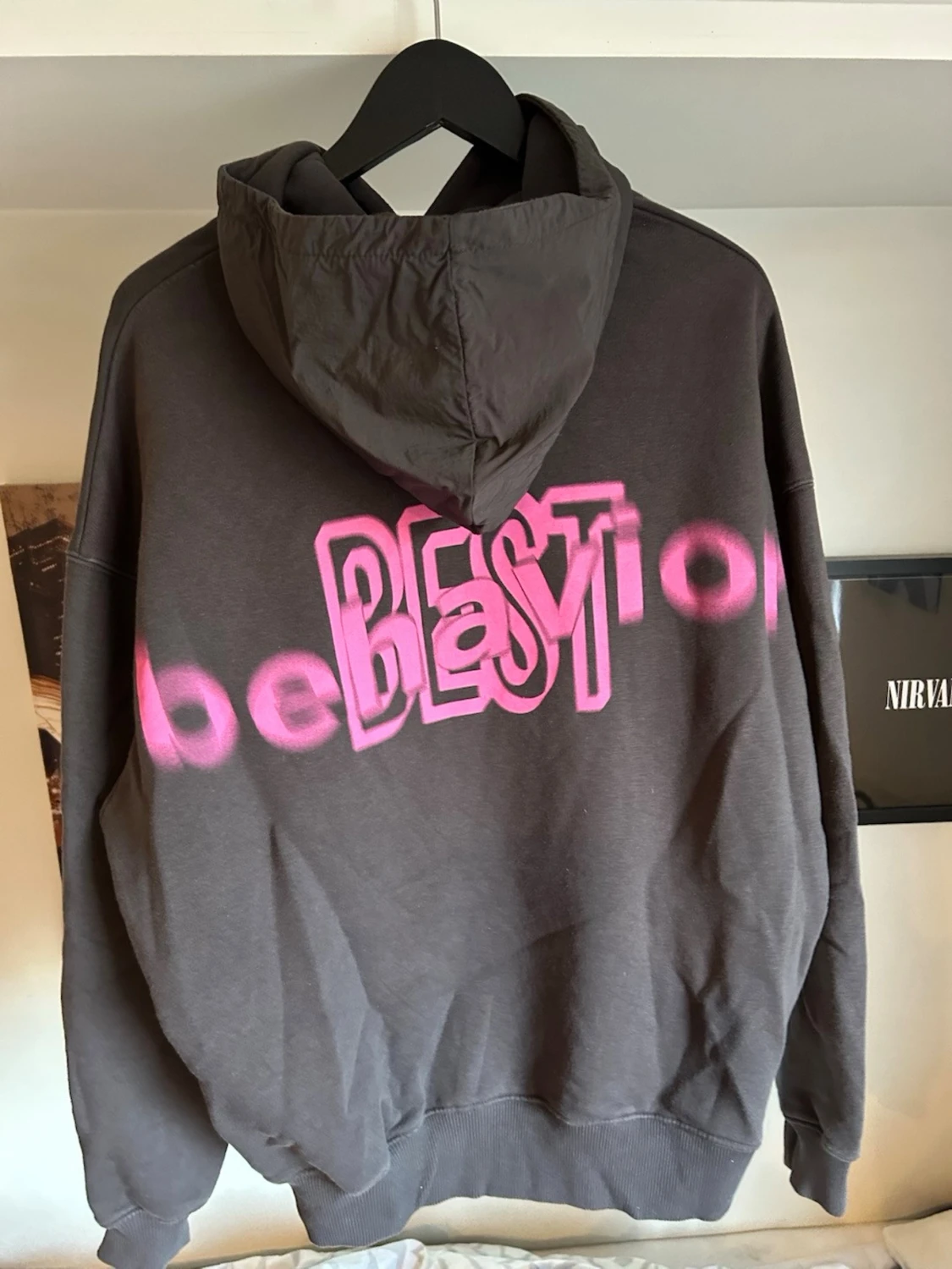 Svart hoodie med rosa tryck  - 3