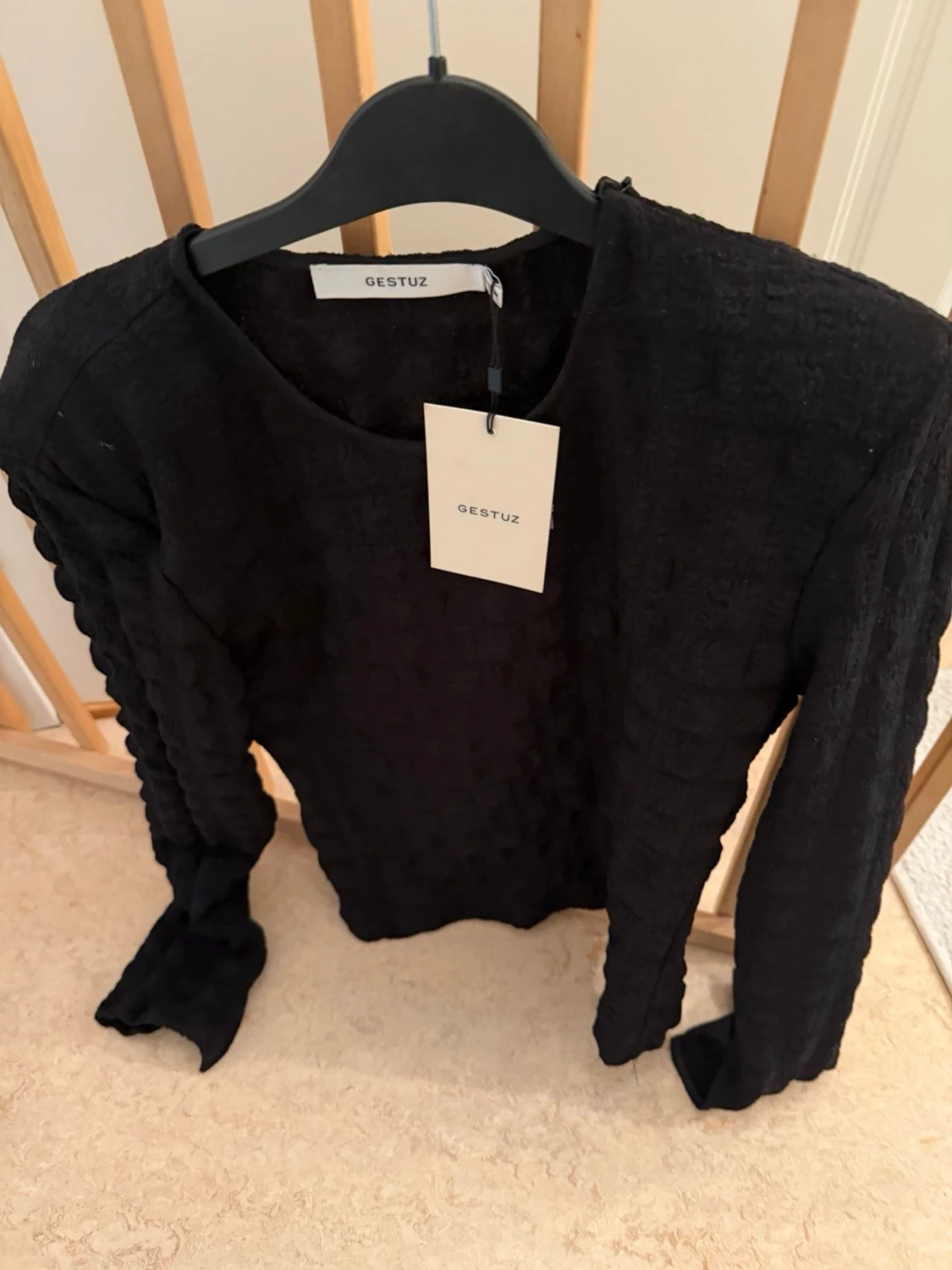 Svart blus från Gestuz, stl 42 - 2