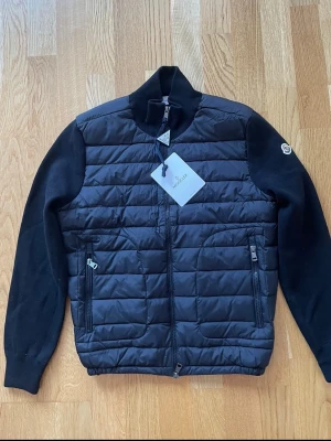 Moncler cardigan  - SVART!!!! Bästa kvaliten på marknaden✅ Storlek M❗️ Självklart helt ny med lappar👍 Endast 1-3 dagars leveranstid📦