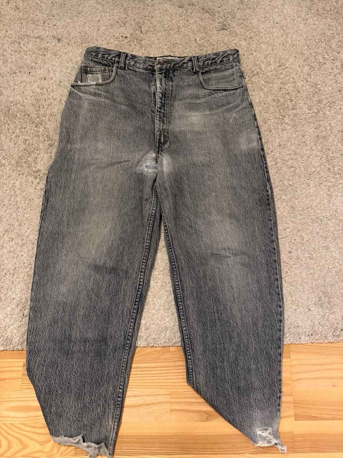 Gråa baggy jeans med slitna detaljer