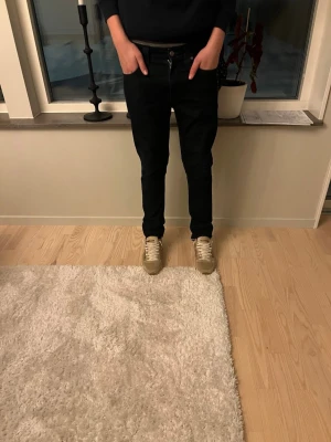 Mörkblå nudie jeans  - Tjena säljer nu dess smarrigt snygga nudie jeansen i modellen lean Dean, storleken är 30/32 och sitter bra på killen som är 170. Mycket bra skick inga defekter .Hör av dig vid minsta fundering MVH premium fashion 🤩