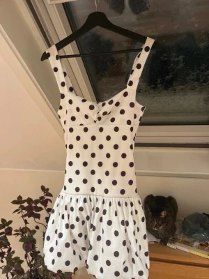super snygg vit prickig klänning från Zara! - [RESERVERAD] Såååå snygg klänning som passar både M och S eftersom materialet är stretchigt. Använd cirka 5 gånger. Endast små defekter som knappt syns, se bilderna 3 och 4.💗💗 Klänningen kommer såklart tvättas innan leveransen!!💓(säljer också på vinted där jag har recensioner, tuval1ndgren)💓