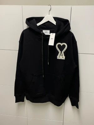 Ami Paris Hoodie  - Helt ny aldrig använd. Storlek: M. Snabb frakt