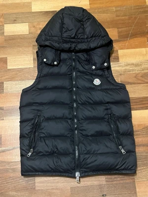 Moncler vest puffer - Moncler vest i storlek S knappt använd och  NFC scan funkar