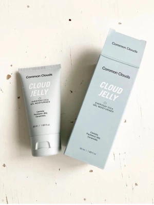 🍒Ny! Common Clouds Cloud Jelly🍒 - 🍒Ny! Cloud Jelly som endast är testad några gånger. Nypris 189kr Kartongen medföljer🍒Cloud Jelly är en ultra-fuktgivande, oljefri gelkräm som omedelbart återfuktar o lugnar stressad hud. Barriärstärkande pantenol (vitamin B5), centella asiatica, hyaluronsyra o ceramider verkar tillsammans för att öka hudens fuktnivåer, dämpa blossighet o skapa en jämnare hudton. Huden känns fuktmättad, lugn och plumpad. Cloud Jelly passar alla hudtyper.🍒