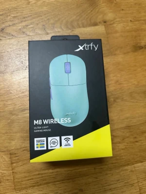 Xtrfy M8 Wireless Gamingmus - Säljer en Xtrfy M8 Wireless gamingmus i ljusblå färg. Musen är ultralätt, trådlös och har en symmetrisk form med låg front. Perfekt för gaming med snabb respons och låg vikt på endast 55 gram. Levereras i originalförpackning.