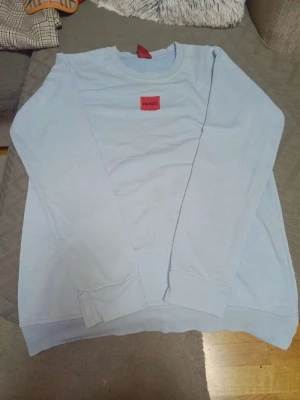 Hugo boss tröja - Hugo boss tröja aldrig andvänd då den inte passade mig och kunde inte Returna den. Den är ljus blå men inte så tydlig på foton. Priset är ej hugget i sten vid snabb affär