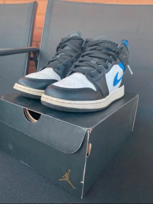 Air Jordan 1  svart/blå/vit - Snygga Jordan 1. Väldigt fint skick då jag vart försiktig och rädd om skorna. Köpte skorna på Soleplus för ca 3200kr. Original box följer med och även Crease skydd, (Se bilder) 