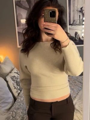 Beige figursydd tröja  - Från Gina Young i storlek 170 men sitter som en Xs-M då den är stretchig. Använd kanske 2/3 gånger!💕