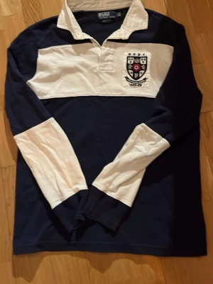 Polo Ralph Lauren tröja - Säljer nu en riktigt snygg tröja från Polo Ralph Lauren! Tröjan är Custom Fit så den passar riktigt snyggt, och är i Storlek Large. Tröjan är i riktigt fint skick utan fläckar eller defekter. Hör gärna av dig vid fler frågor!😁 MVH