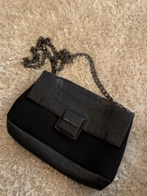 Väska MNG touch  - Svart väska ifrån MNG TOUCH. 