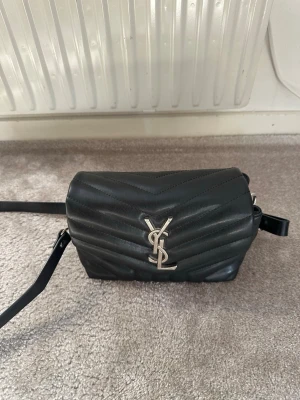 Svart YSL axelväska i läder - Ysl väska, (vet inte om den är äkta där av priset) i mindre modell