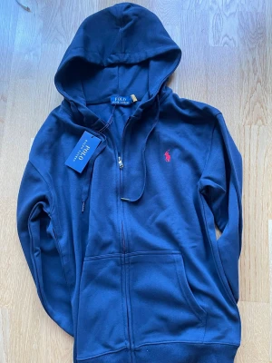 Ralph Lauren zip hoodie - Storlek M, bästa batchen, helt ny med lappar, 1-3 dagar leveranstid