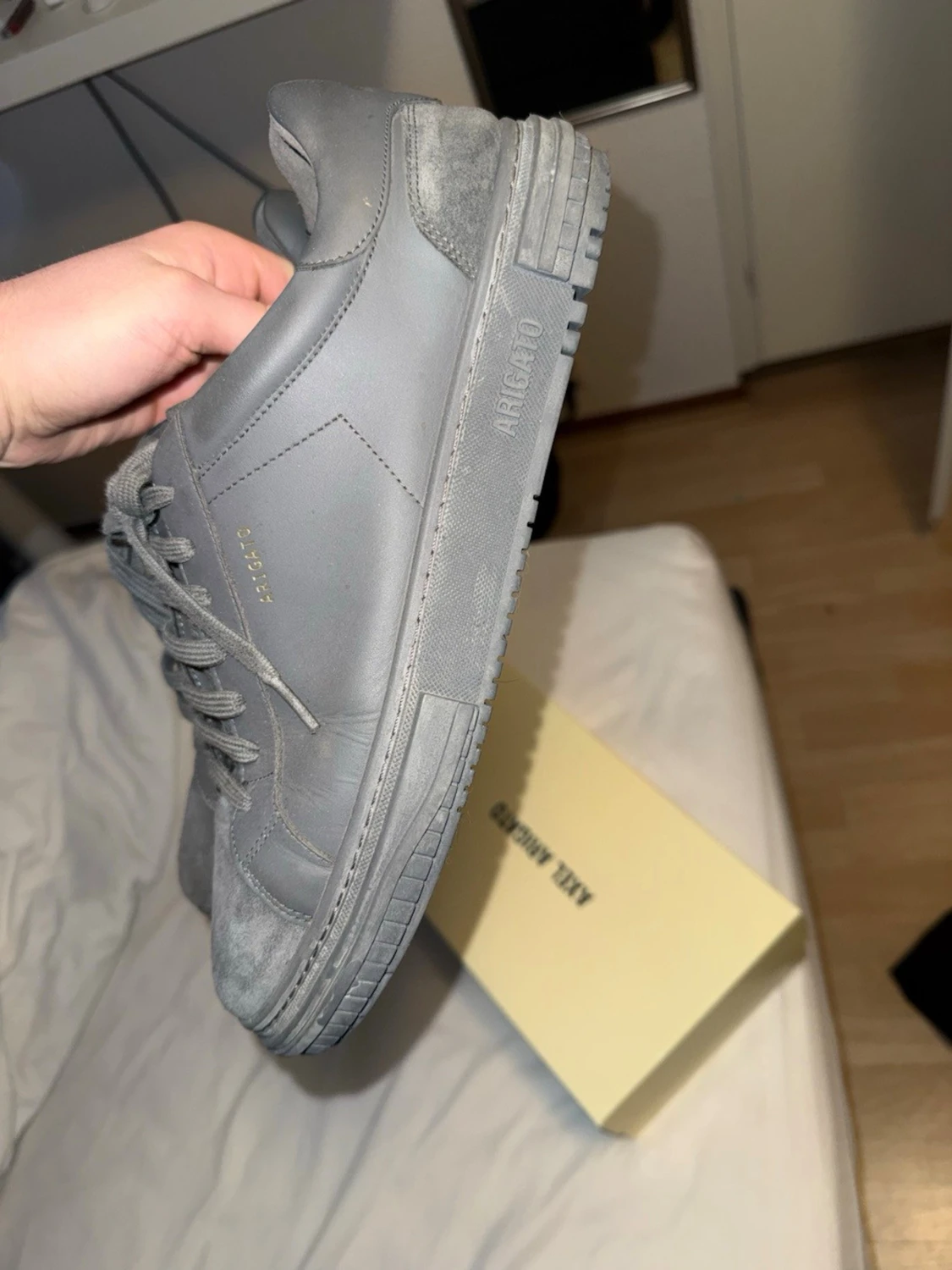 Gråa sneakers från Axel Arigato - 2
