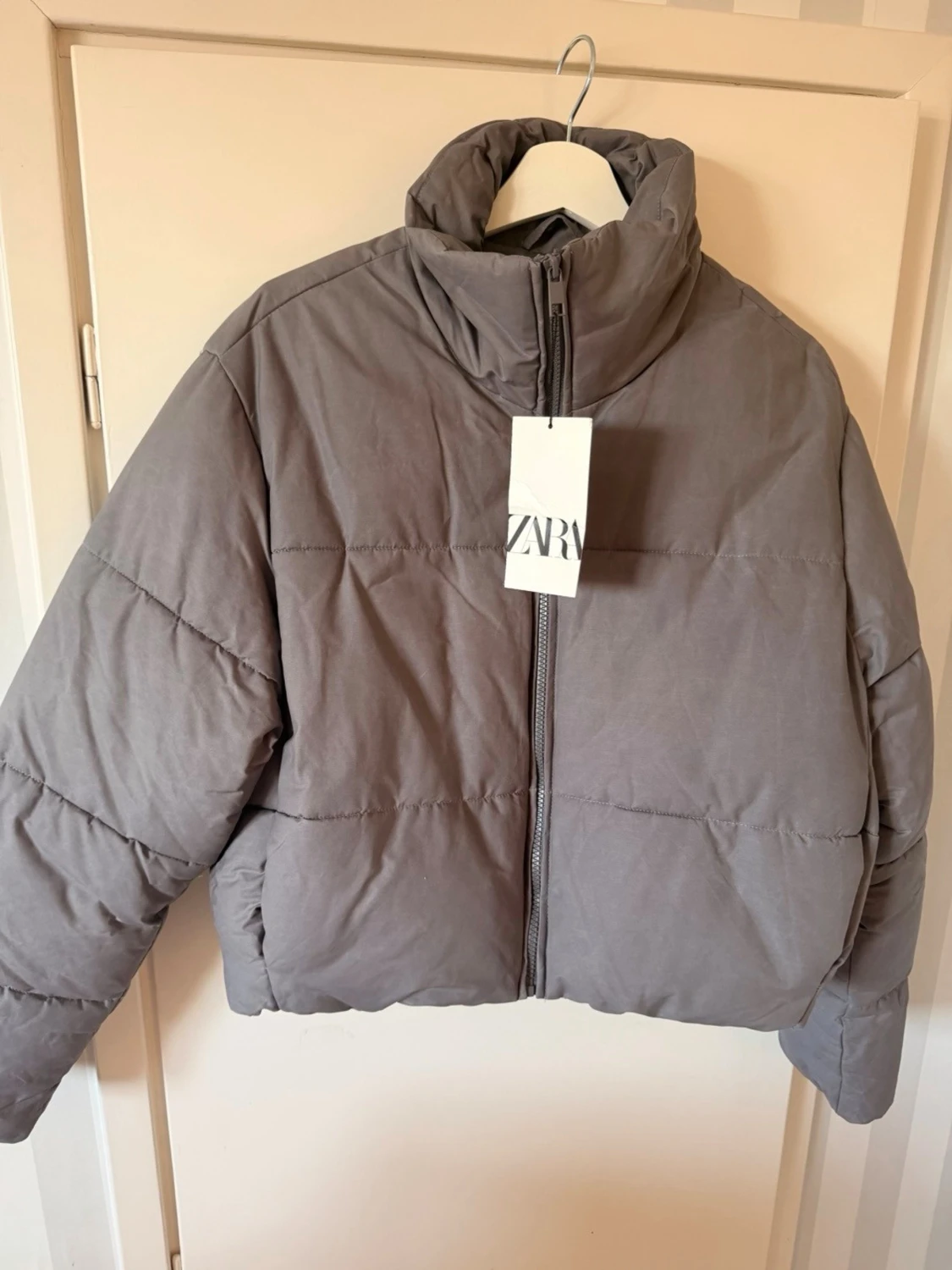 Grå pufferjacka från Zara