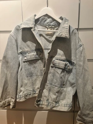 Jeansjacka från Pernilla Wahlgren  - En ljusblå jeansjacka från Pernilla Wahlgren. Inte mycket använd och i ett väldigt fint skick. Två fickor framtill. 