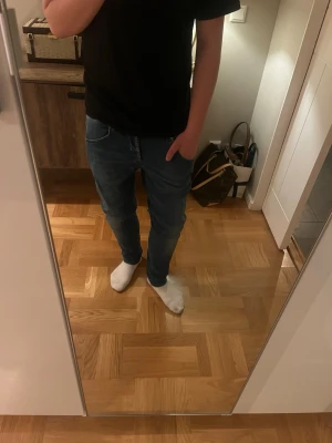 Dondup Jeans till Riktigt bra Pris! - Riktigt fina Dondup Jeans i strl 32 dvs (ca 30-31 i bredd och 32 i Längd) säljes för 599