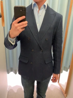 Linnekavaj  - Dubbelknäppt linnekavaj från John Henric! Använd ett fåtal gånger och är i riktigt bra skick. Nypris: 2799kr| passar mig perfekt som är 170cm och väger 60kg| strl 44=S