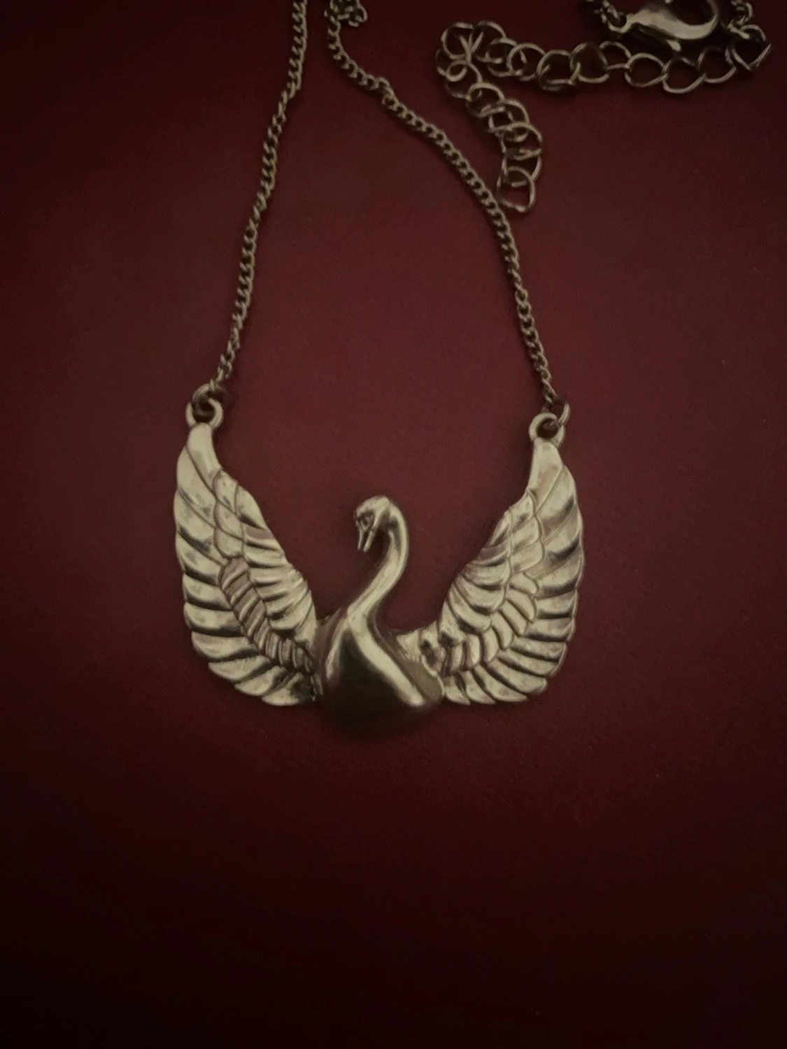 Silverfärgat halsband med svanmotiv - 1