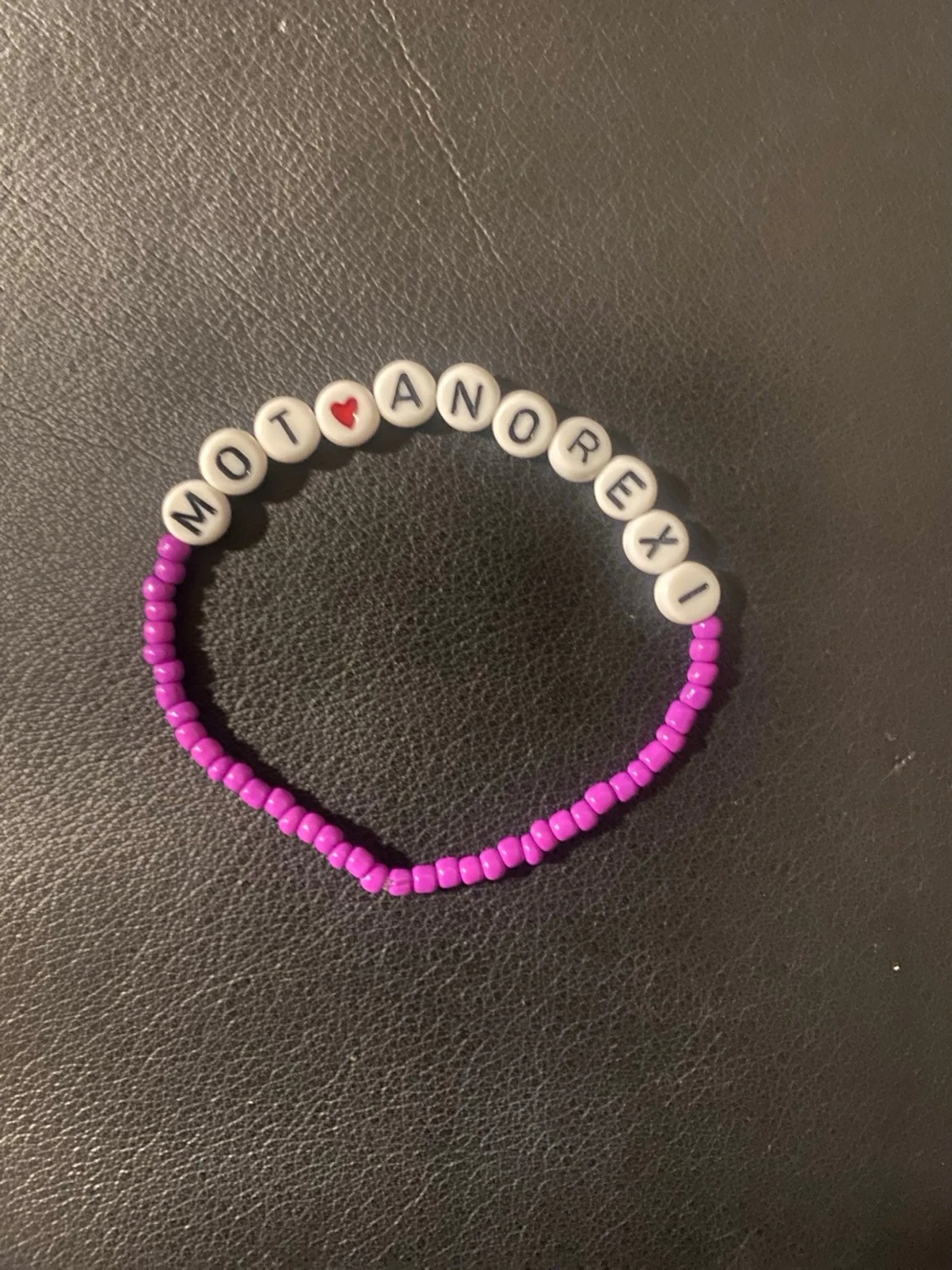 Lila pärlarmband med text