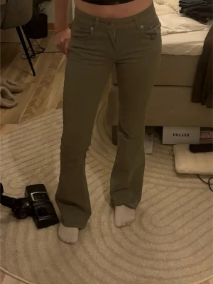 Olivgröna bootcut jeans från Lager 157  - Säljer ett par olivgröna bootcut jeans från Lager 157  mid-låg midja. Använda 2 ggr så därav priset. Men priset kan diskuteras vid snabb affär🙏