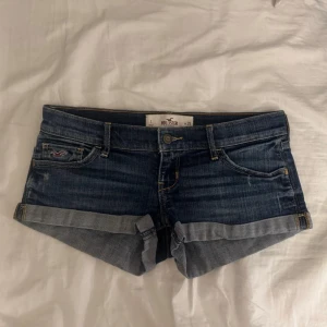 Hollister jeansshorts  - Säljer ett par jätte snygga lågmidjade blåa jeansshorts ifrån Hollister! Bra skick, använda få gånger. Midjemåttet: ca 37,5cm. Andra mått finns på bilderna🥰 Priset kan diskuteras och jag kan ofta posta samma dag!!☺️