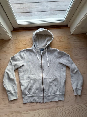 Ralph lauren zip hoodie - Tjena! Säljer nu denna riktigt snygga zip hoodie från ralph lauren! Tröjan är i utmärkt skick förutom att det är hål i båda armarna(SE BILDER)! Hör av er vid frågor och funderingar!🙌