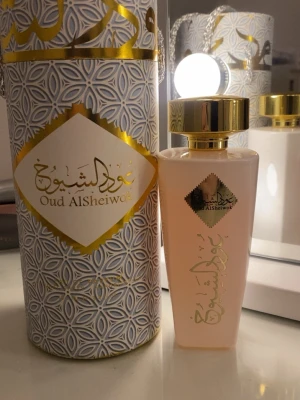 Arabisk parfym Oud AlSheiwok  - Fick i present endast använd ett fåtal gånger parfym från Oud AlSheiwok i 100ml