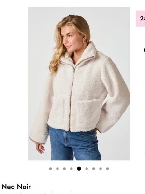 Beige teddyjacka från Neo Noir - Teddyjacka från Neo Noir i strl 34/xs. Aldrig använd, nypris 1199🥰