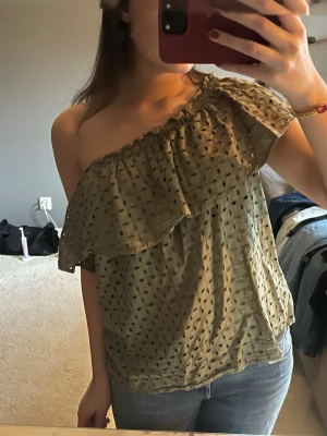 blus - jääätte söt blus till sommarn kan ha på lite olika sätt!! 