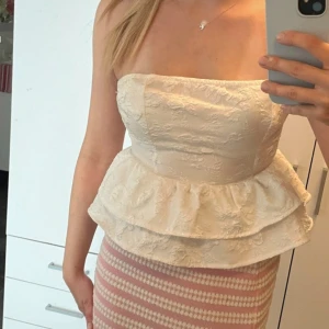 Söt topp - Köpte på vinted förut och vet ej märke eller storlek men skulle säga att det är S, har vanligtvis s och den passar mig bra.  (bilderna är screenade från mitt vinted konto, därav kvaliten men det är bara att skriva för fler bilder)