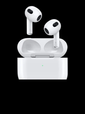 Apple AirPods 3 med laddningsetui - Trådlösa vita in-ear hörlurar från Apple med stilren design och laddningsetui. Hörlurarna har rundade former, svarta detaljer och sitter bekvämt i öronen. Perfekta för musik, samtal och gaming på språng.
