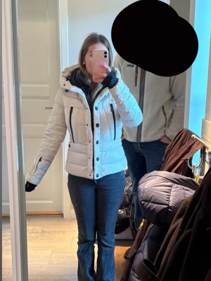 Moncler skidjacka  - Vit varm och skön skidjacka från moncler! Den är i storlek s och bra skick. Den är endast lite smutsig men inget som syns. Nypris 19 000kr