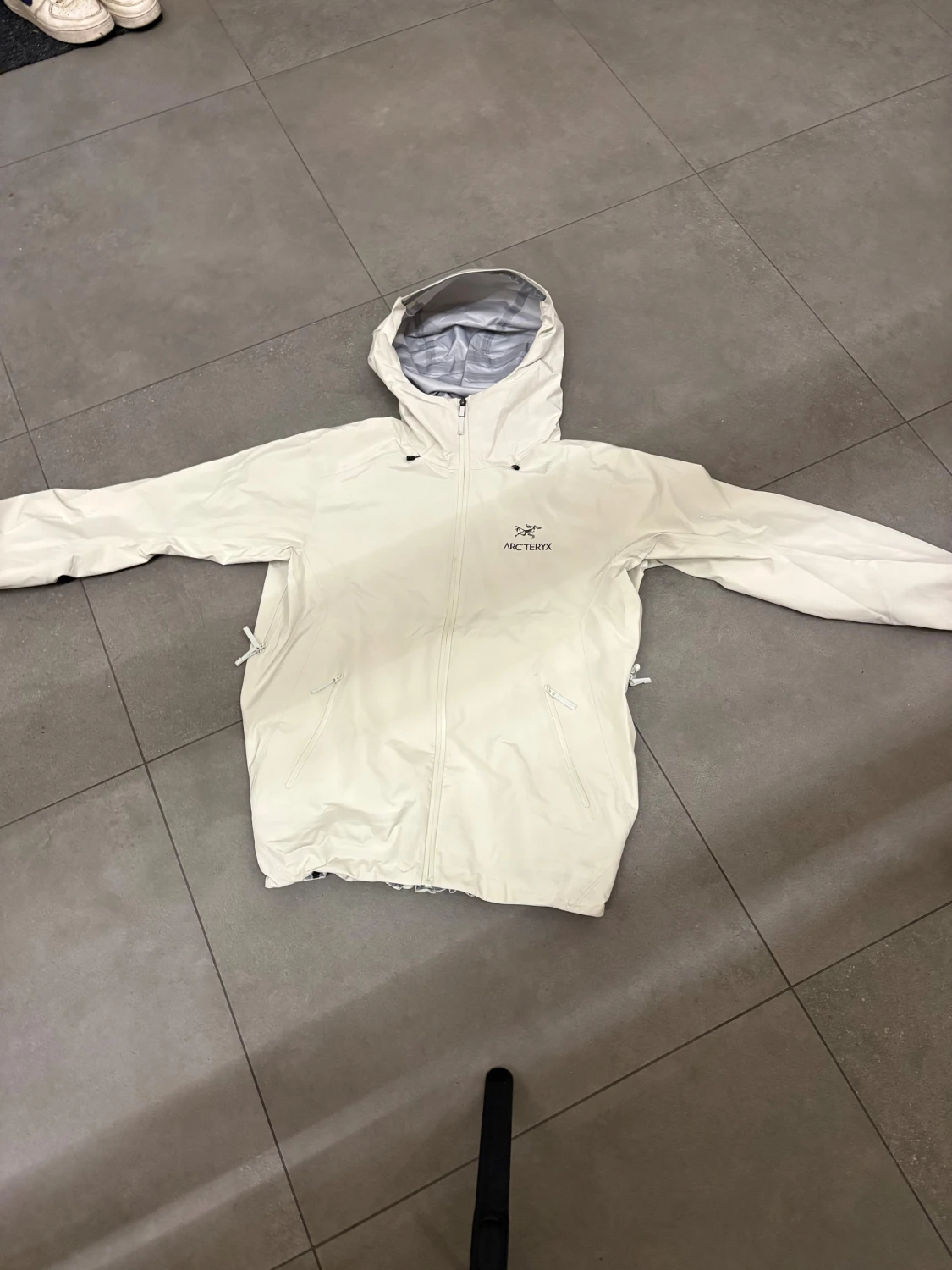 Vit Arc'teryx vindjacka med huva