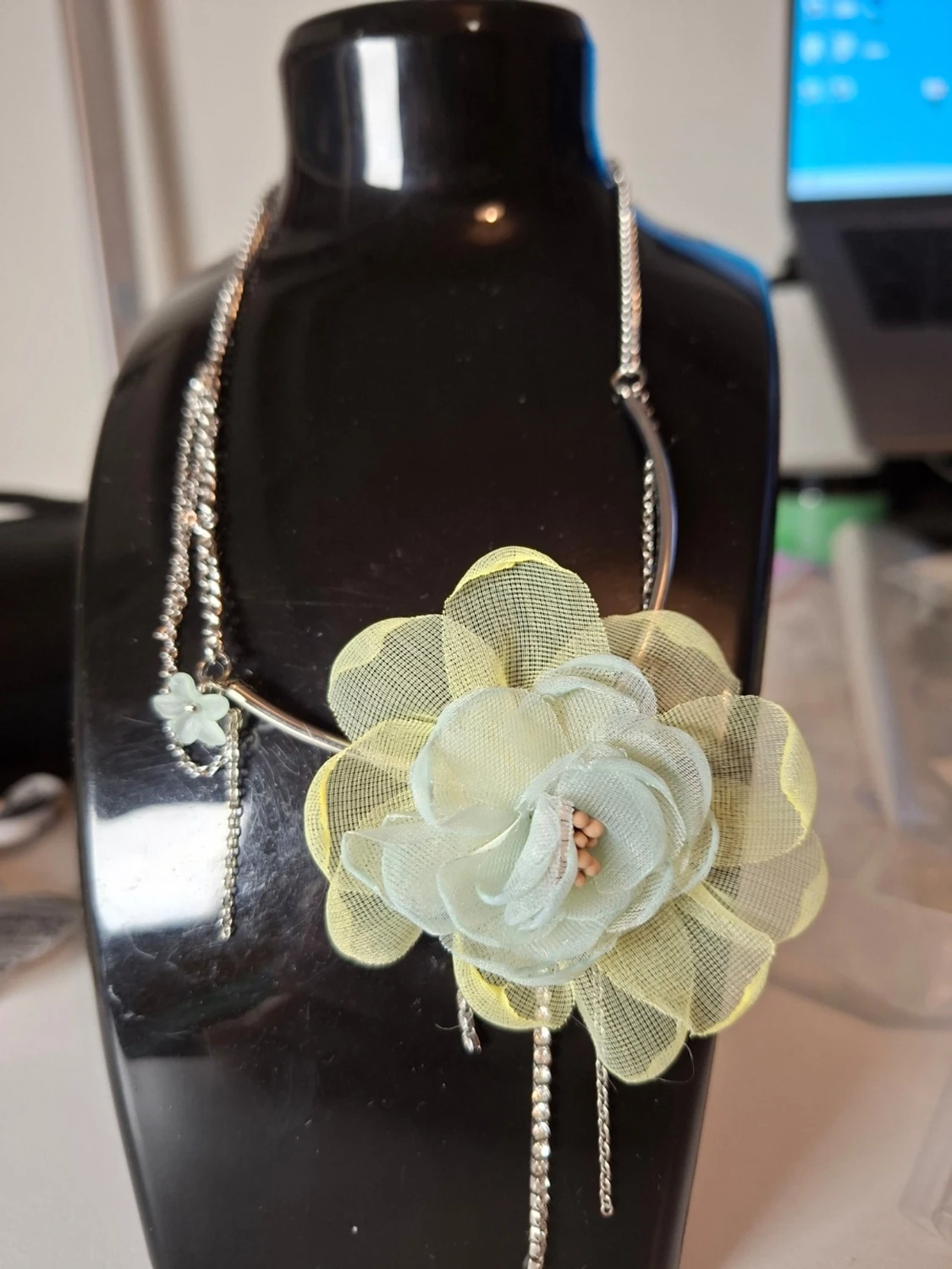 Halsband med stor tygblomma