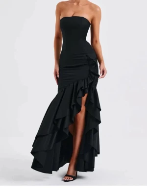 Balklänning Babyboo  - Superfin volangklänning från Babyboo, fin till bal eller finare tillfälle. Prislapp kvar endast testad.