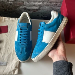 Valentino Flycrew - Mycket bra skick, endast en nit fattas. Nypris ca 8000kr. Storlek 44. Dustbag medföljer. Självklart äkta - kolla bara recensionerna! Skriv för mer information🤝